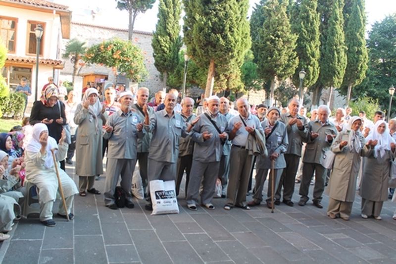 SİNOP’TA HACI ADAYLARI DUALARLA UĞURLANDI