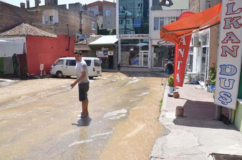 SU BORUSU PATLADI, ORTALIK SAVAŞ ALANINA DÖNDÜ