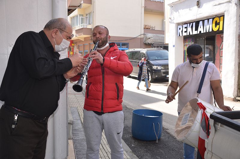 PANDEMİDE İŞSİZ KALAN MÜZİSYENLER RAMAZAN DAVULCUSU OLDU