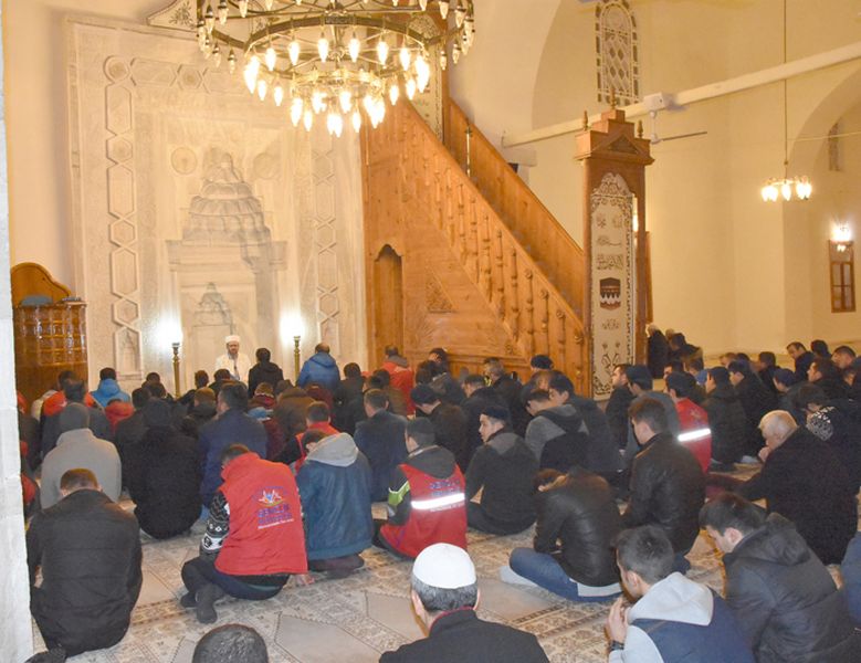 GENÇLER SABAH NAMAZINDA BULUŞTU