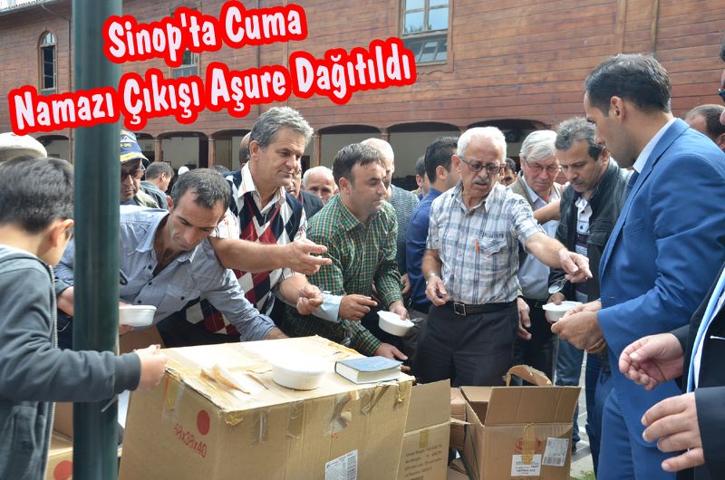 Sinop'ta Cuma Namazı Çıkışı Aşure Dağıtıldı