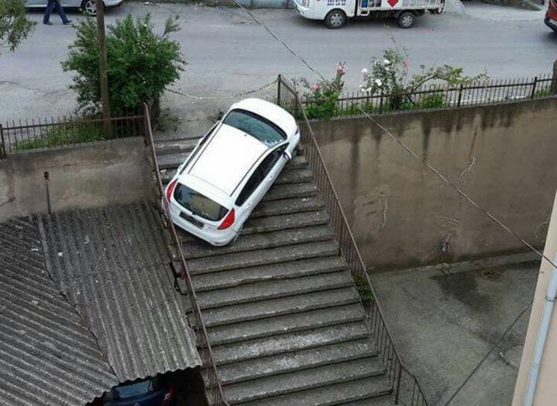 OTOMOBİL SİTENİN MERDİVENE YUVARLANDI