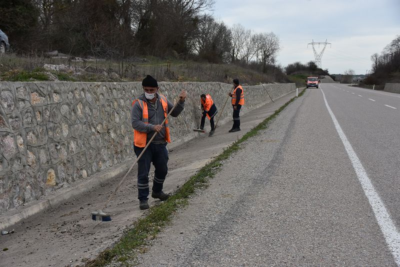 YOL KENARLARI TEMİZLENİYOR