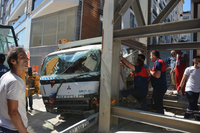 Sinop’ta freni boşalan kamyonet üst geçide çarptı