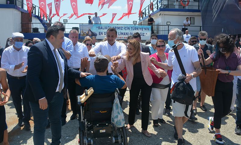 CHP GEMİSİ SİNOP’A YANAŞTI, BALIKÇILARI DİNLEDİ