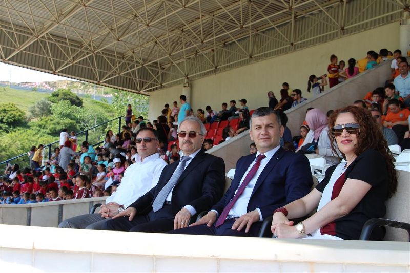 ÇOCUK OYUNLARI ŞENLİKLERİ RENKLİ GEÇTİ