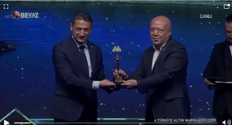 VALİ KARAÖMEROĞLU'NA “YILIN ŞEHİRCİLİK MARKASI-MUTLU ŞEHİR” ÖDÜLÜ