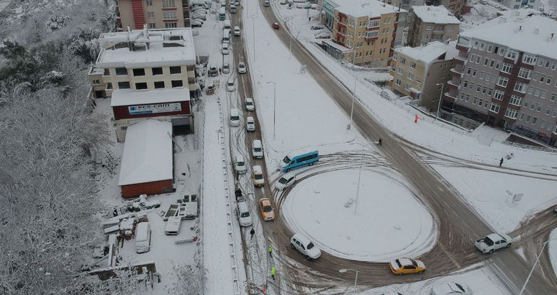 SİNOP’TA Kİ KAR YAĞIŞI TRAFİĞİ OLUMSUZ ETKİLEDİ