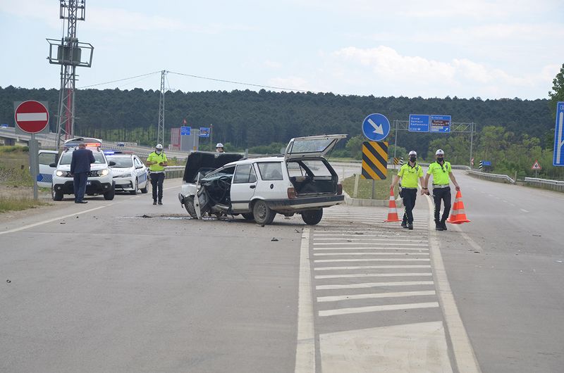 İki otomobilin çarpıştığı kazada LPG tankı yola fırladı 3 kişi yaralandı