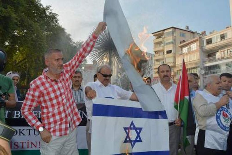 İSRAİL BAYRAĞINI YAKTILAR