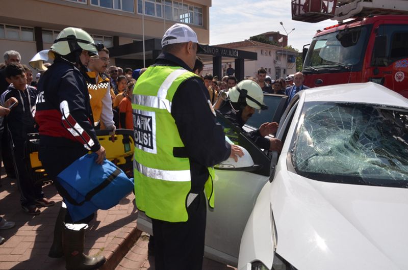 TRAFİK KAZASI CANLANDIRMASI GERÇEĞİNİ ARATMADI