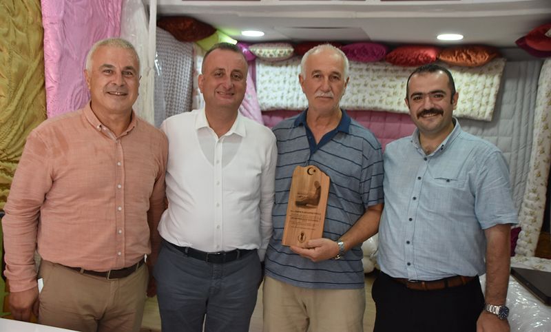 YÜN ÇUVALINDA BULDUĞU ALTINLARI SAHİBİNE TESLİM EDEN SİNOPLU ESNAFA ÖDÜL