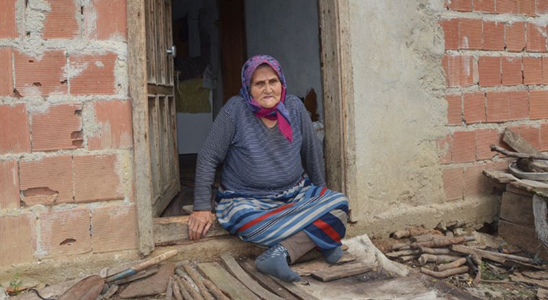 80’LİK HAMDİYE NİNE EVİNİ TERK ETMİYOR