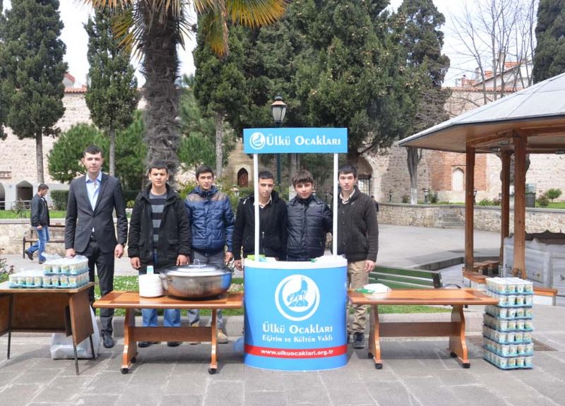 Alparslan Türkeş için pilav ve ayran dağıtıldı