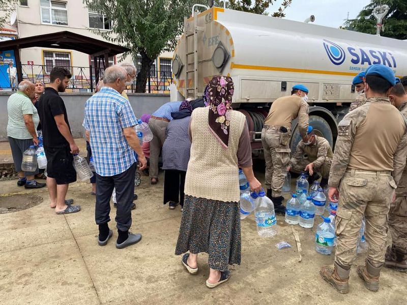 Ayancık'ta vatandaşlara erzak yardımı