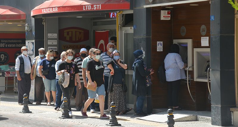 Bayram Öncesi Maaş Kuyruğu!