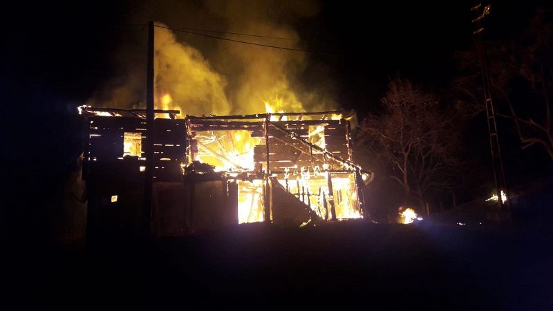Sinop'ta 2 katlı ahşap  bina  kül oldu