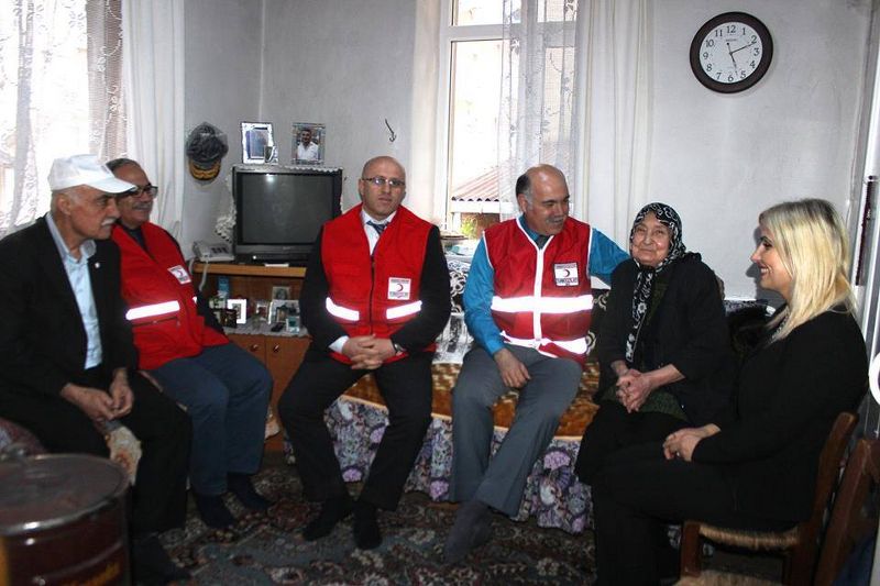 SİNOP KIZILAYDAN YAŞLILAR HAFTASINDA EV ZİYARETİ