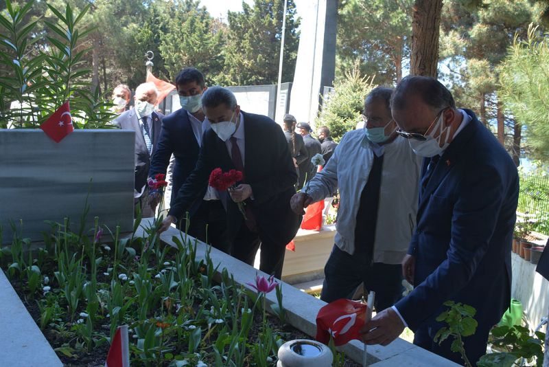Vali Karaömeroğlu ve il protokolünden bayram öncesi şehitlik ziyareti