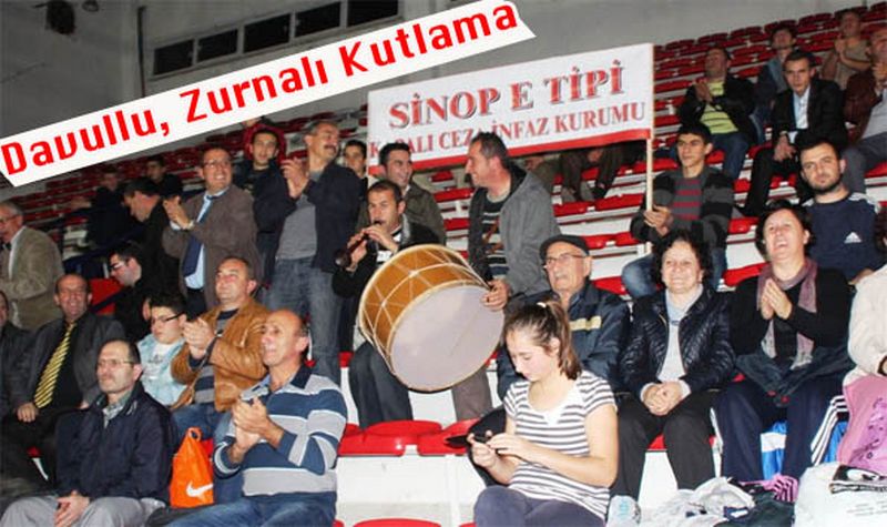 Spor Salonu'nda Davullu, Zurnalı Kutlama
