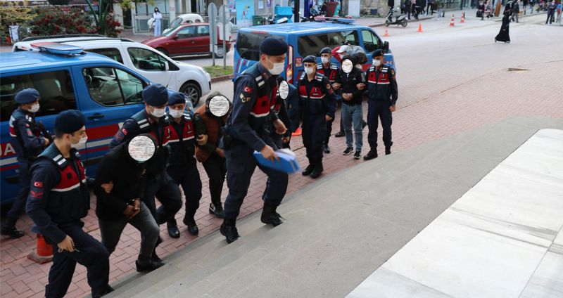 SİNOP’TA EVDEN HIRSIZLIK YAPAN ŞAHISLAR YAKALANDI