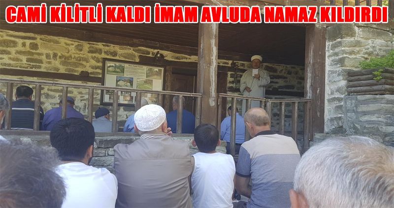 CAMİ KİLİTLİ KALDI İMAM AVLUDA NAMAZ KILDIRDI