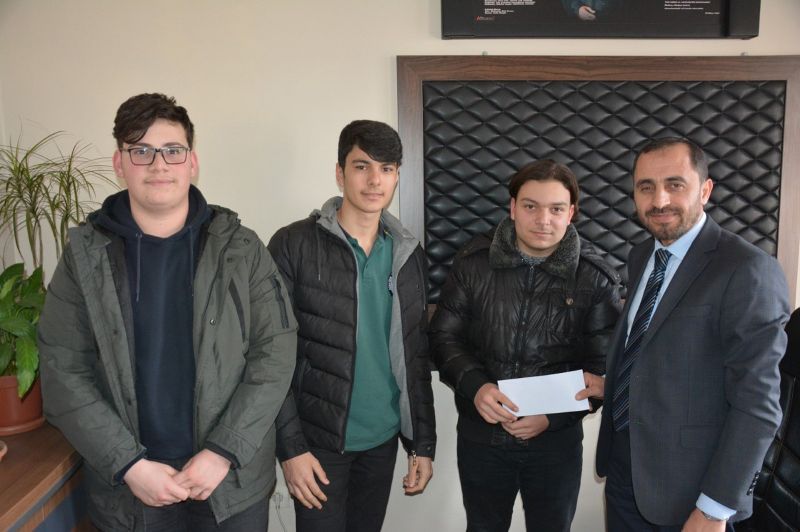 Harçlıklarını kardeşlerine gönderdiler