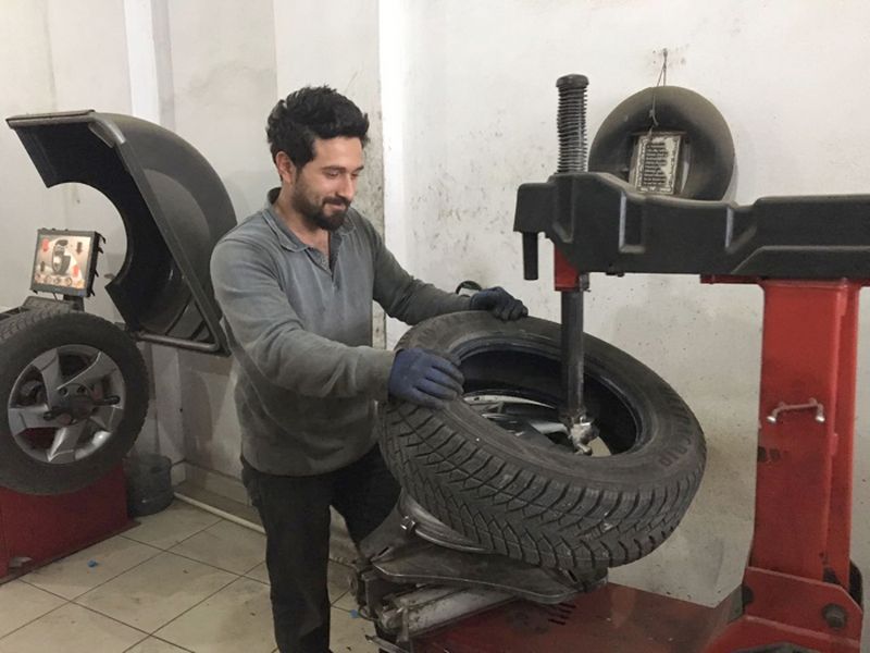 KIŞ LASTİĞİ TAKTIRMAK İÇİN KUYRUĞA GİRDİLER