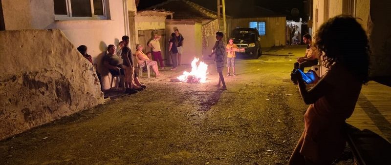SİVRİSİNEK SALDIRISINDAN KORUNMAK İÇİN ATEŞ YAKTILAR