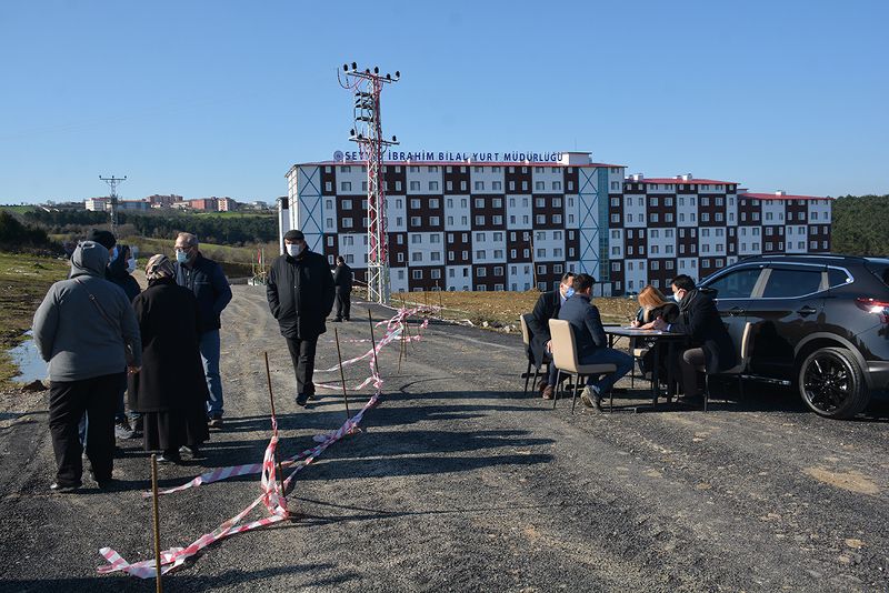 Arazisinden geçen yolu trafiğe kapatan hissedarlara para cezası