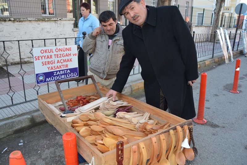 SAĞLIKLI TAHTA KAŞIKLAR PAZARTESİ PAZARINDA SATILIYOR