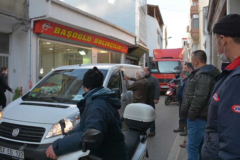 Çalışır halde bıraktığı araç kapıları ve trafiği kilitledi