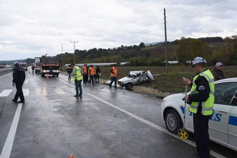 TIR OTOMOBİLE ÇARPTI, 2’Sİ AĞIR 3 YARALI