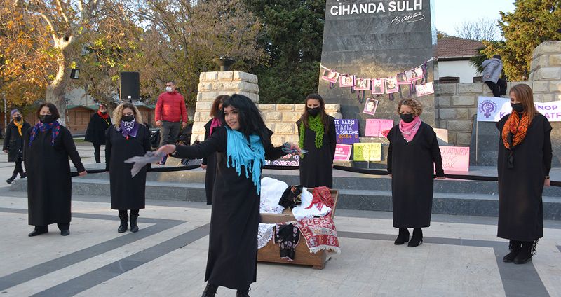 Sinop’ta Kadına şiddete sokak tiyatrosu ile dikkat çektiler