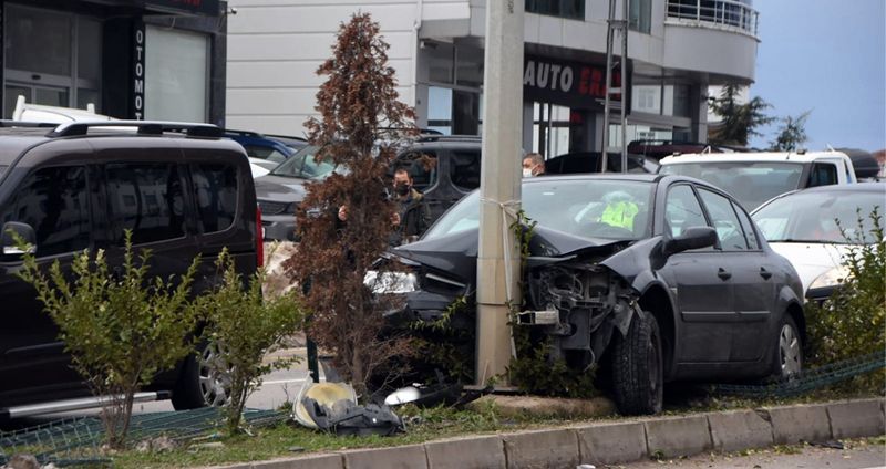 KONTROLÜNÜ KAYBEDEN SÜRÜCÜ ELEKTRİK DİREĞİNE ÇARPTI