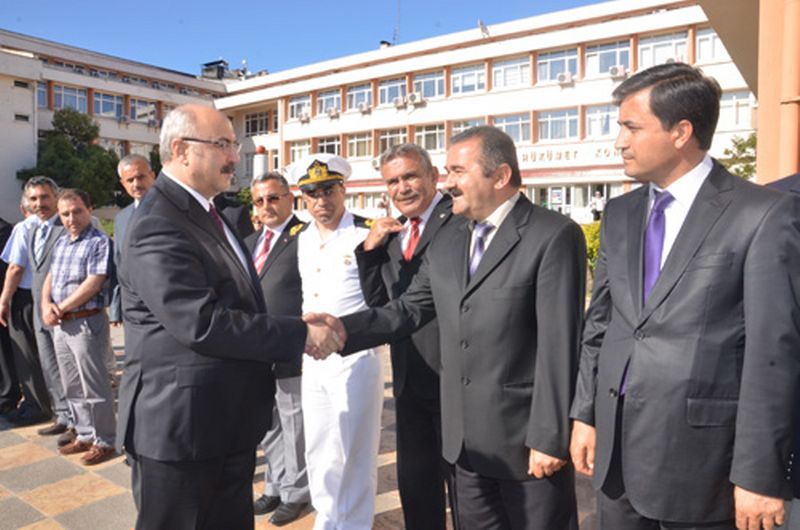 YENİ VALİYE KARŞILAMA KUYRUĞU