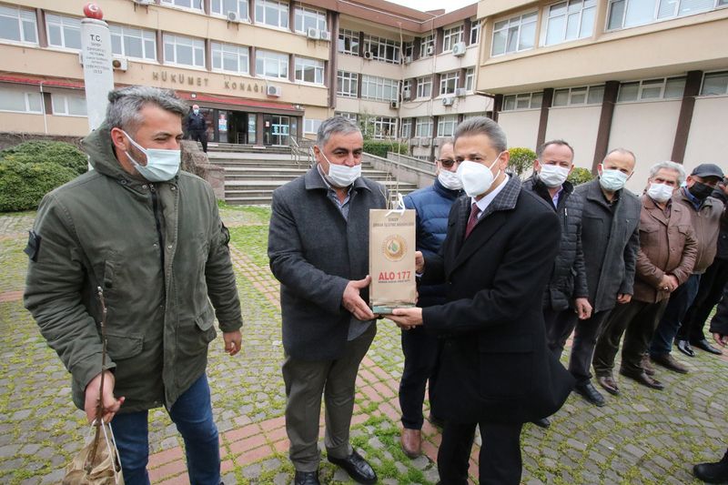 VALİ KARAÖMEROĞLU: ”  2 BİN ADET MEYVE FİDANI DAĞITILDI “