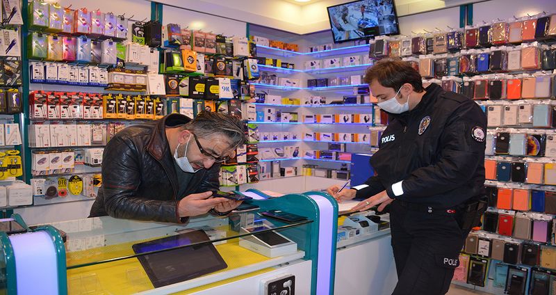 Sinop’ta bulunan şüpheli telefon polise teslim edildi