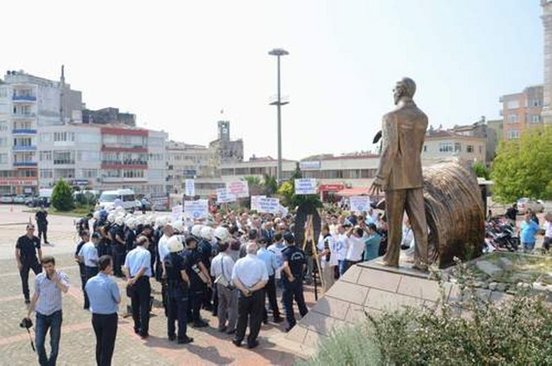 EĞİTİME SİYAH ÇELENK