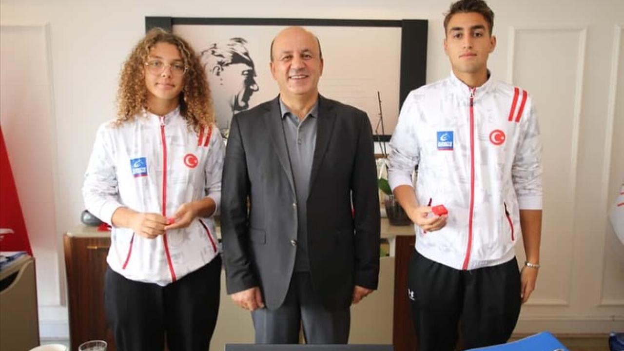 Avrupa Şampiyonu kürekçilerden Belediye Başkanı Gürbüz&#039;e ziyaret