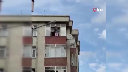 Depreme yakalanan vatandaş sinir krizi geçirdi: Cama çıkarak çığlıklar attı