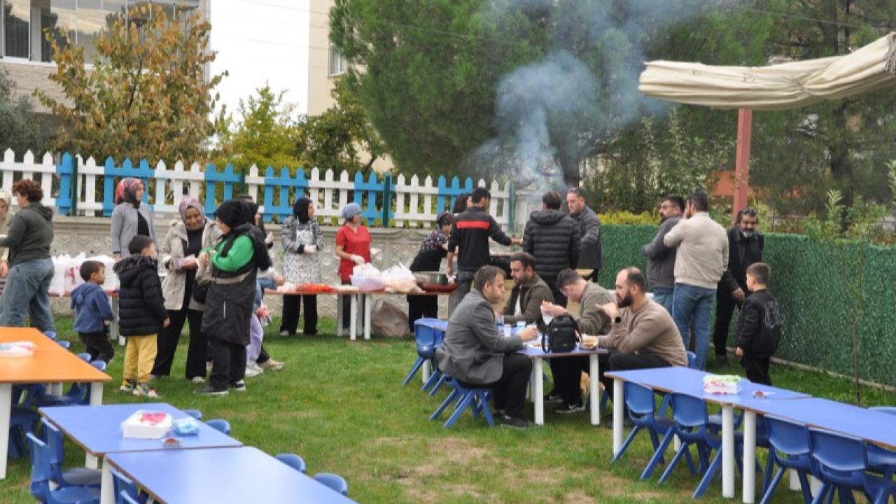 Gerze&#039;de öğrenciler ve veliler Gazze için el ele verdi
