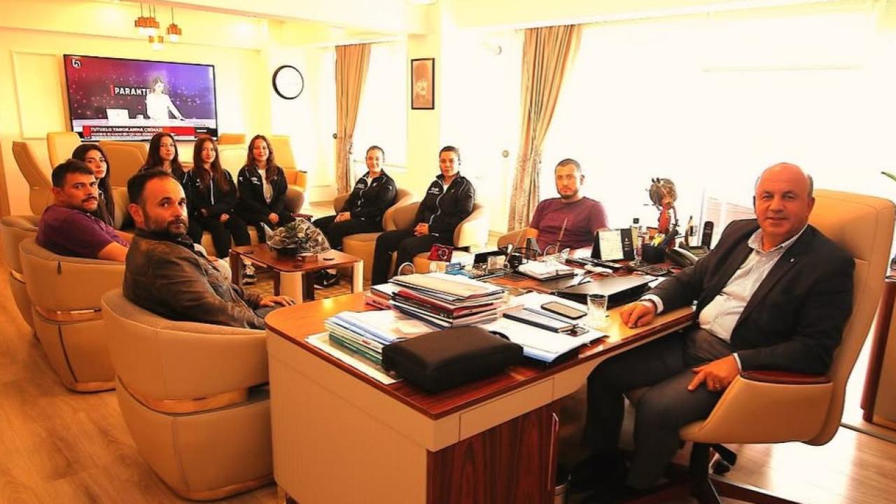 Kadın hentbol takımından Başkan Gürbüz’e ziyaret