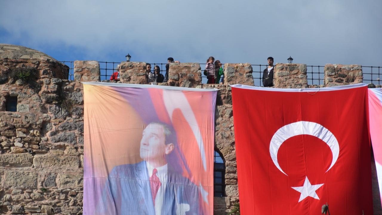 Kale burçları bu kez Cumhuriyet sevinciyle doldu