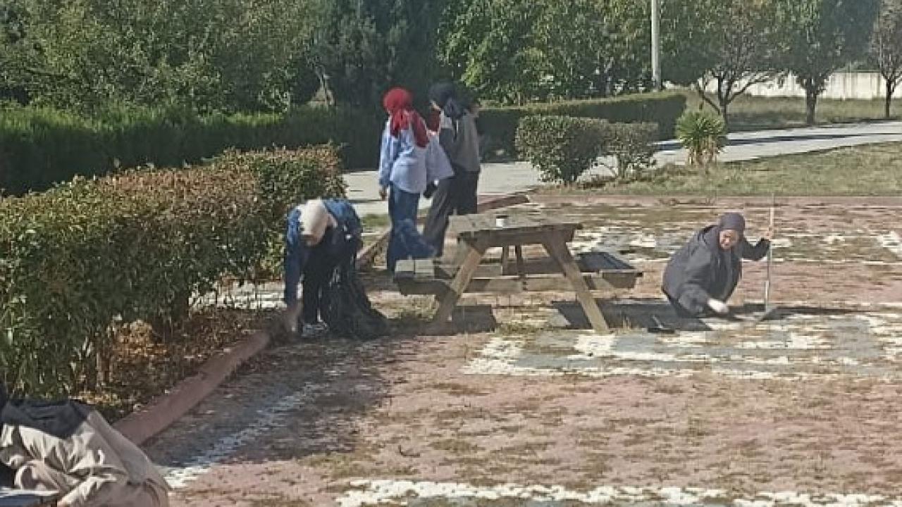 Öğrenciler “Daha Temiz Bir Kampüs Alanı İçin” el ele verdi