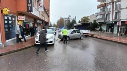 Sinop'ta kaza! Alkollü sürücü park halindeki otomobile çarptı