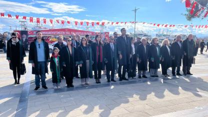 Sinop Barosu'ndan Atatürk Anıtı'na çelenk