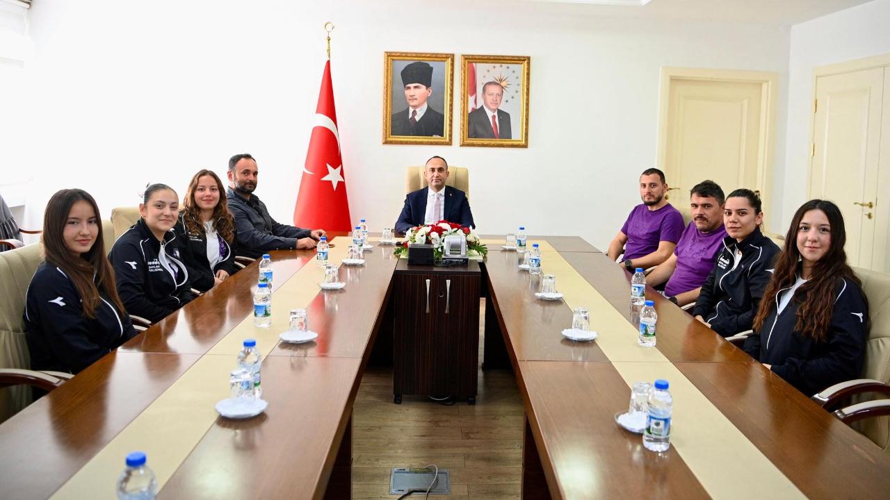 Sinopspor Kadın Hentbol Takımı, Valiliği ziyaret etti