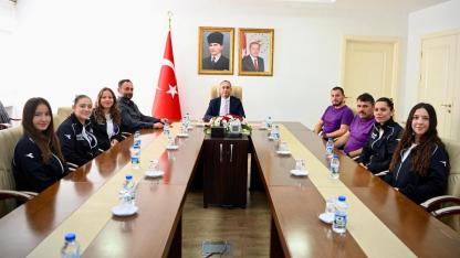 Sinopspor Kadın Hentbol Takımı, Valiliği ziyaret etti