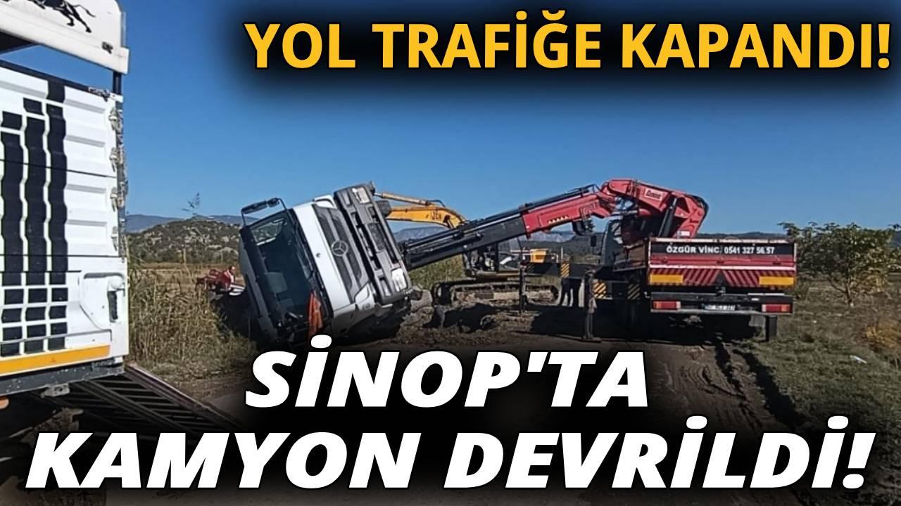 Sinop'ta devrilen kamyon ulaşımı aksattı